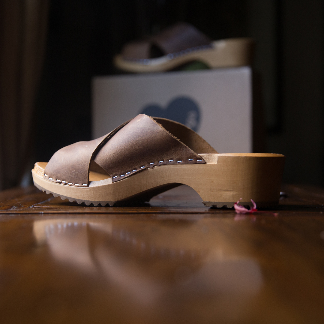 Mette Open-Toe Clog Slides | Brown Leather Sandals