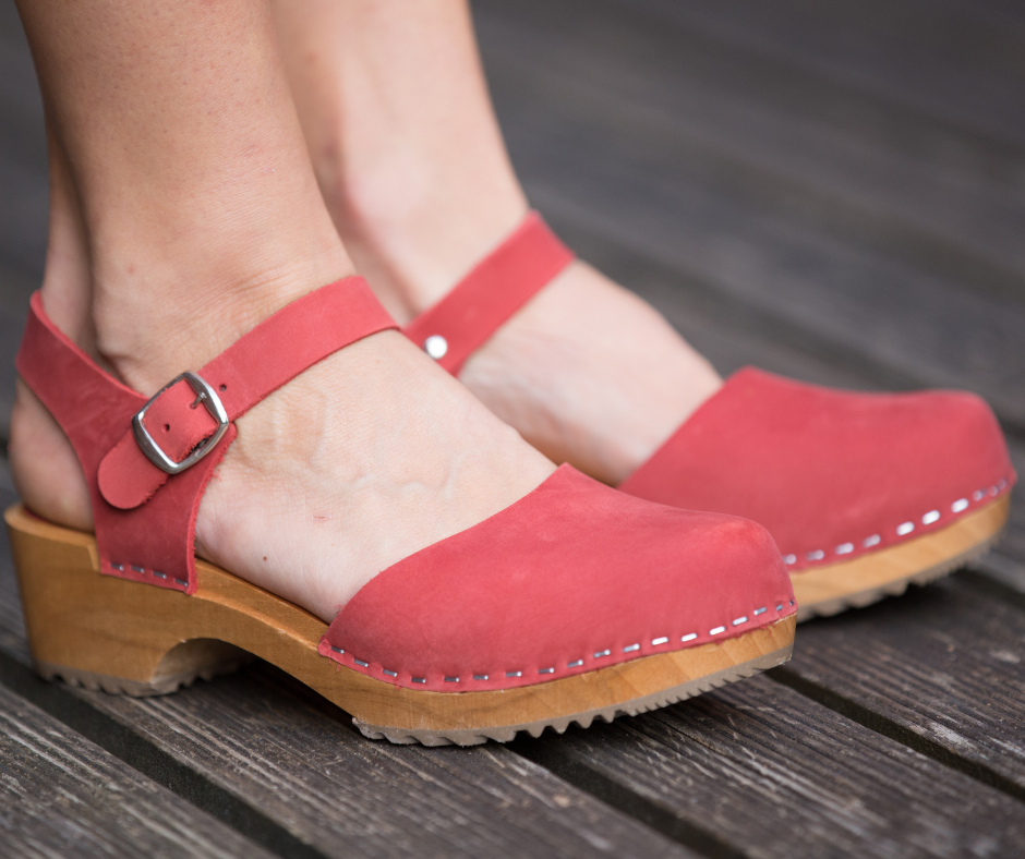 Mia 2025 red clogs